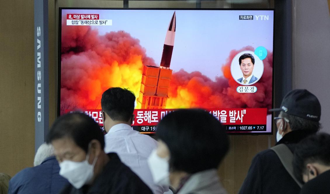 
Nordkorea har den senaste tiden genomfört flera robotprovskjutningar. Här rapporterar sydkoreansk tv om robottesterna i slutet av september. Foto: Ahn Young-joon/AP/TT                                            