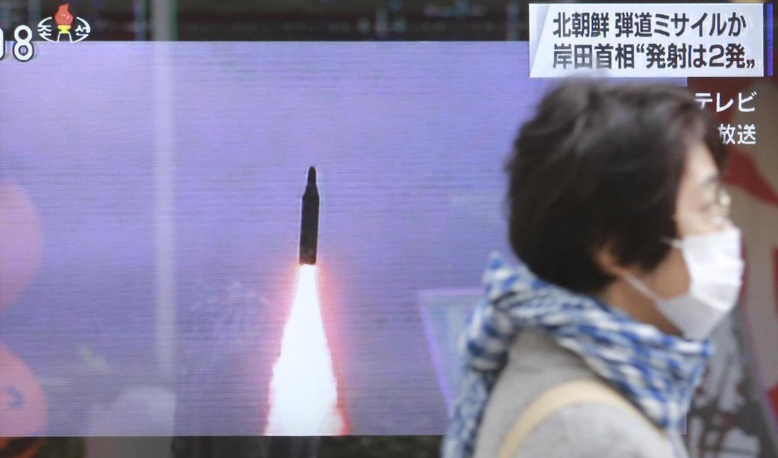 En arkivbild från ett av Nordkoreas robottester visas på japansk tv efter Nordkoreas senaste provskjutning. Foto: Koji Sasahara/AP/TT