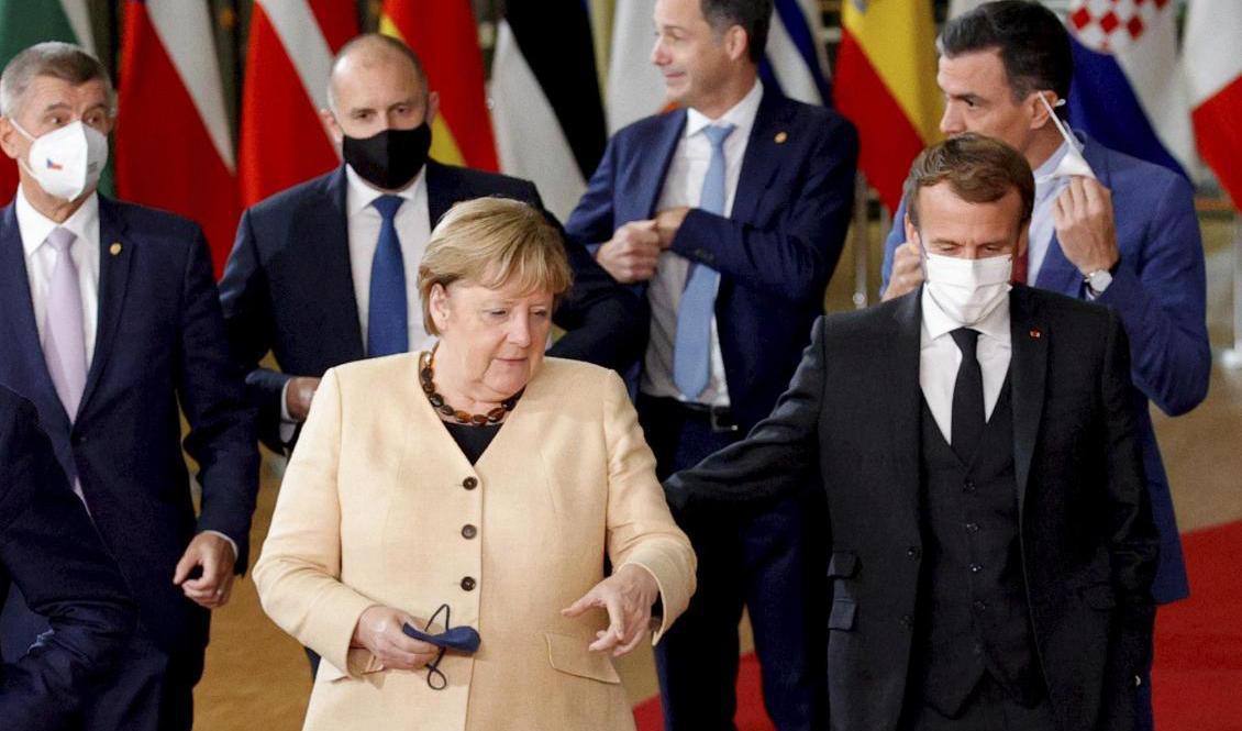Tysklands förbundskansler Angela Merkel, Frankrikes president Emmanuel Macron och deras 25 kolleger i kretsen av EU-ledare fortsätter i dag sitt toppmöte i Bryssel. Foto: Olivier Matthys/AP/TT