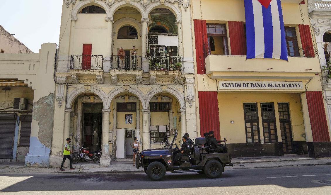 Poliser i en specialstyrka kör genom Havanna, en dryg vecka efter protesterna i juli. Arkivbild. Foto: Eliana Aponte/AP/TT