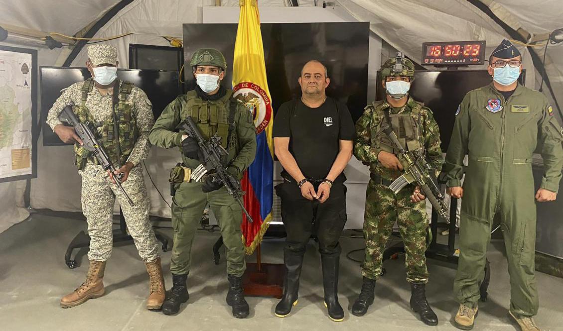Colombias knarkkung Dairo Antonio Úsuga, kallad “Otoniel,” visas upp för media på en militärbas i staden Necoclí. Foto: Colombias regering via AP/TT