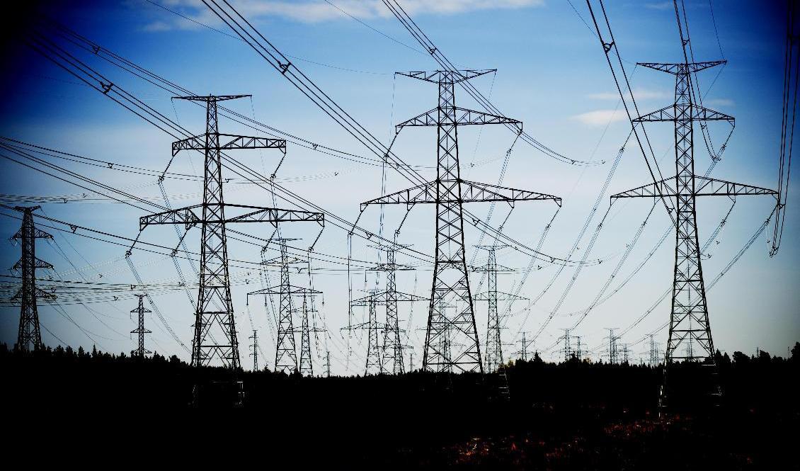 I Finland vill man bedöma riskerna med att låta ett statligt ryskt bolag vara med och bygga kärnkraftverk. Här är ledningar vid kärnkraftverket i Olkiluoto. Arkivbild. Foto: Robert Henriksson/SvD/TT