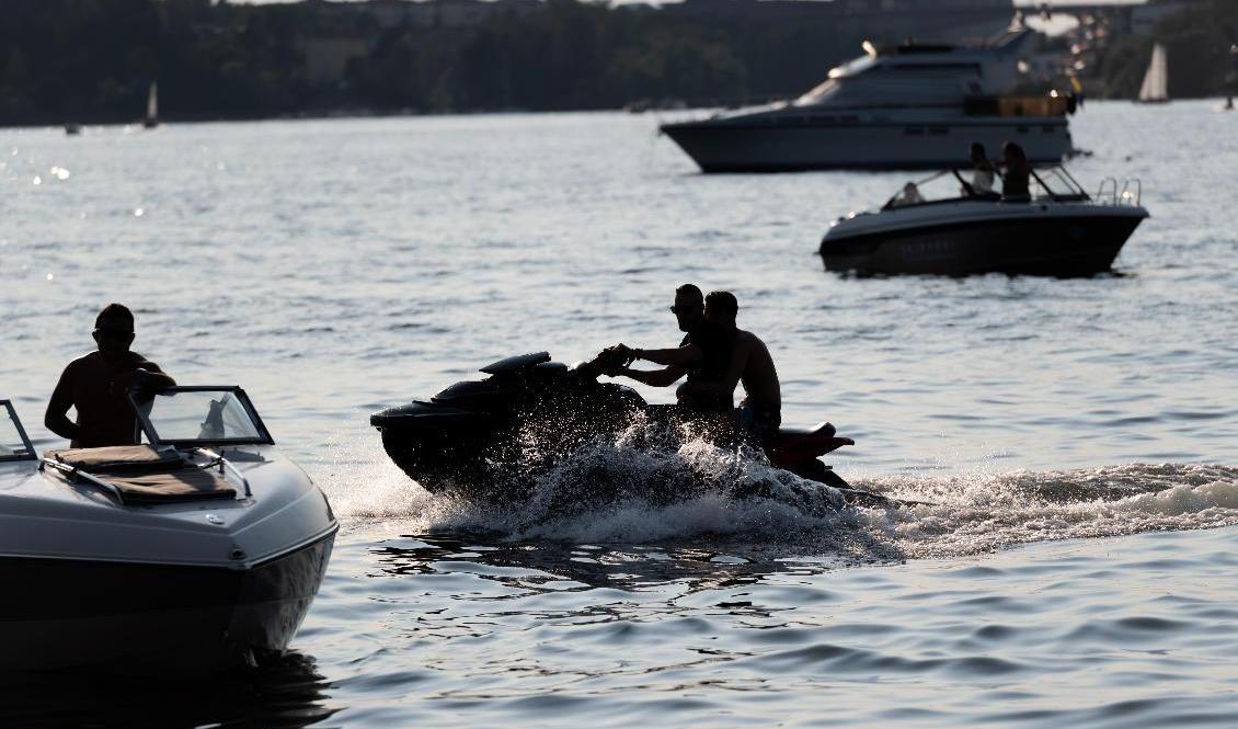 Ett nytt regeringsförslag innebär att Kustbevakningen ska kunna bötfälla personer som buskör med vattenskoter. Arkivbild. Foto: Stina Stjernkvist/TT