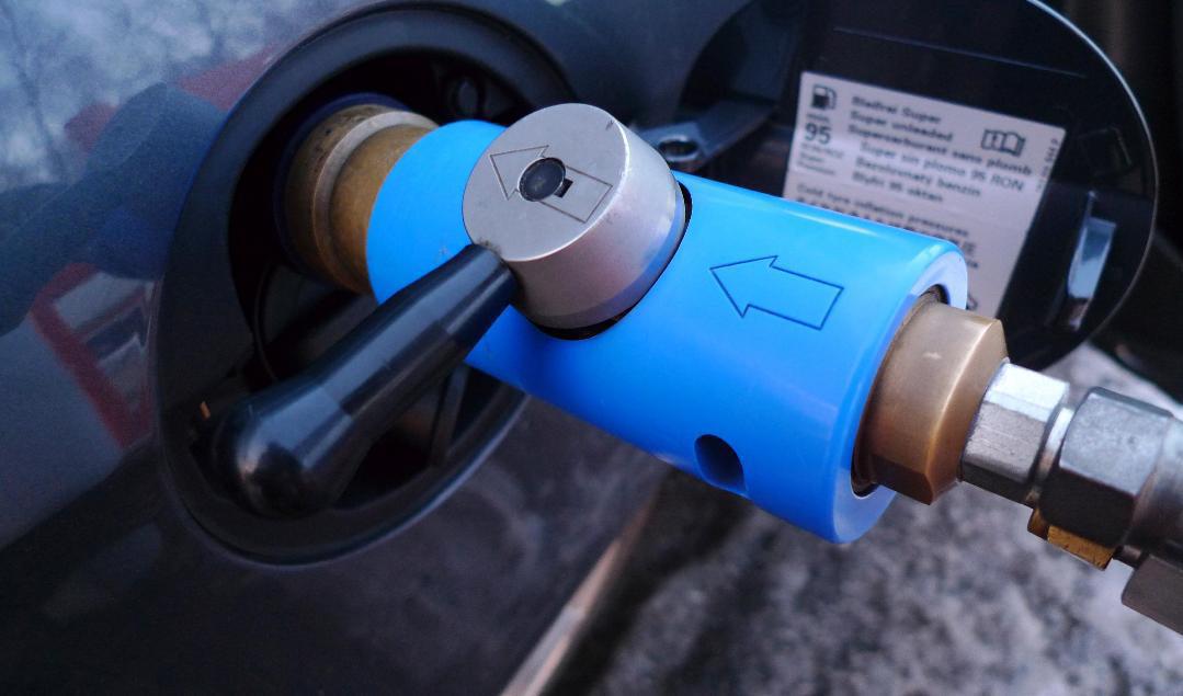 En gasbil tankas med fordonsgas på en drivmedelsstation. Arkivbild. Foto: Johan Nilsson / TT