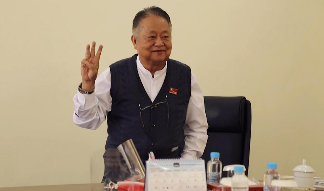 Win Htein, nära medarbetare till Aung Sann Suu Kyi, har dömts till 20 års fängelse för förräderi. Arkivbild. Foto: AP/TT