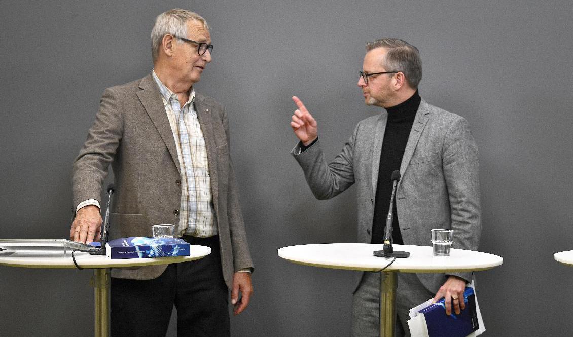 Inrikesminister Mikael Damberg (th) och utrikeshandelsminister Anna Hallberg (ej i bild) tar emot utredningen "En granskning av utländska direktinvesteringar" av utredare och tidigare ordförande för Högsta förvaltningsdomstolen Sten Heckscher (tv). Foto: Claudio Bresciani/TT