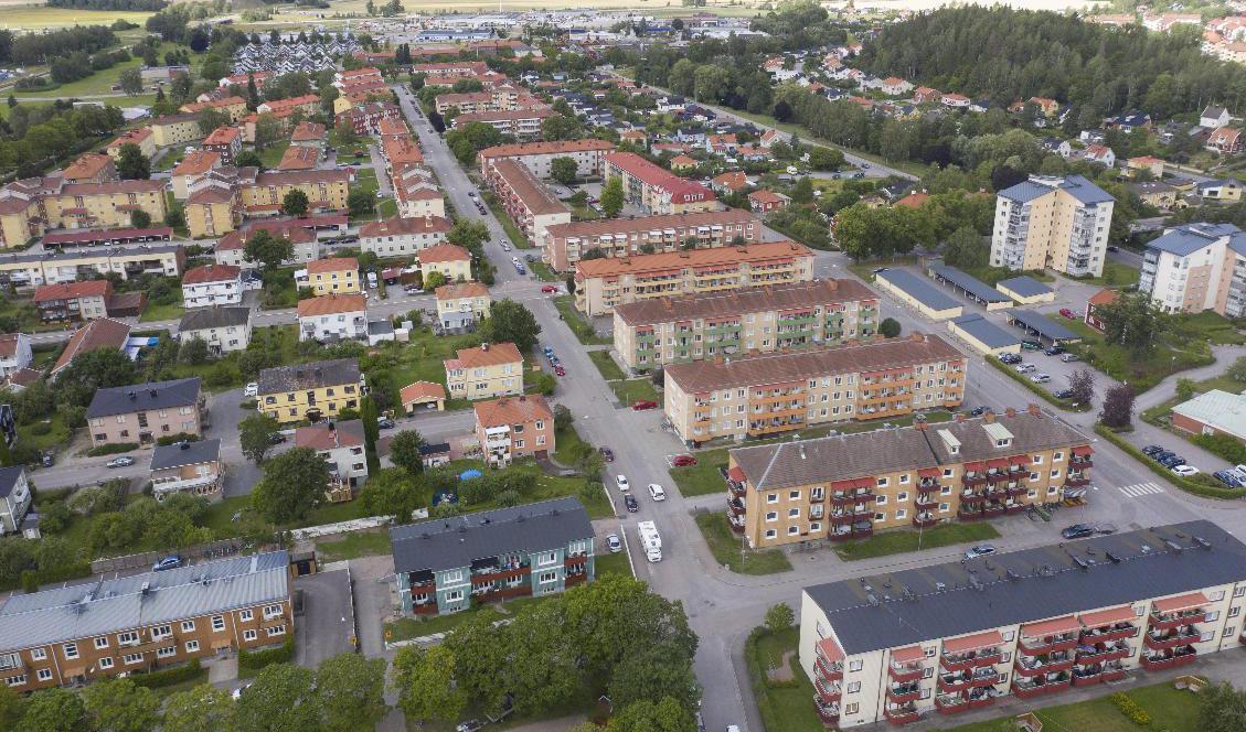 Hus och lägenheter sjönk i pris på de flesta håll under oktober. Arkivbild. Foto: Fredrik Sandberg/TT