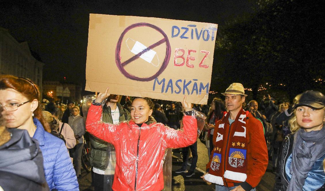 En demonstration mot covidvaccinationer och restriktioner lockade tusentals personer till Rigas gator i augusti. Foto: Dmitrijs Sujzics/AP/TT