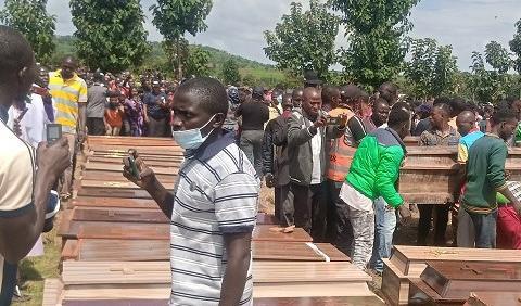 


Kistor med 38 kristna bybor som dödats i byn Madamai i centrala Nigeria. 26 september 2021. Foto: Luka Binniyat                                                                                                                                    