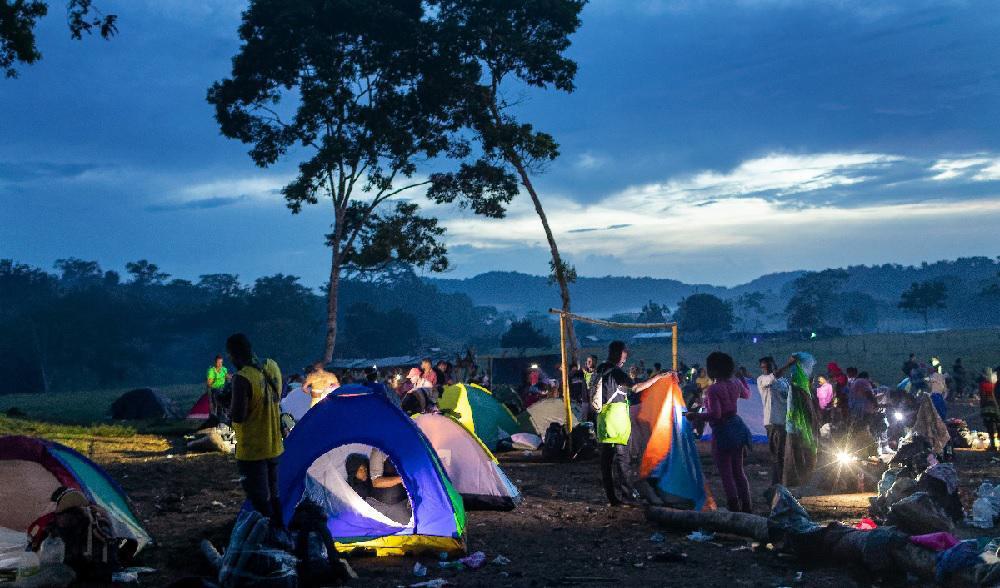 



Migranter, mestadels från Haiti, slår upp läger innan de påbörjar vandringen genom Darién-gapet. Acandi, Colombia, Colombia, den 5 oktober 2021. Foto: John Moore                                                                                                                                                                                