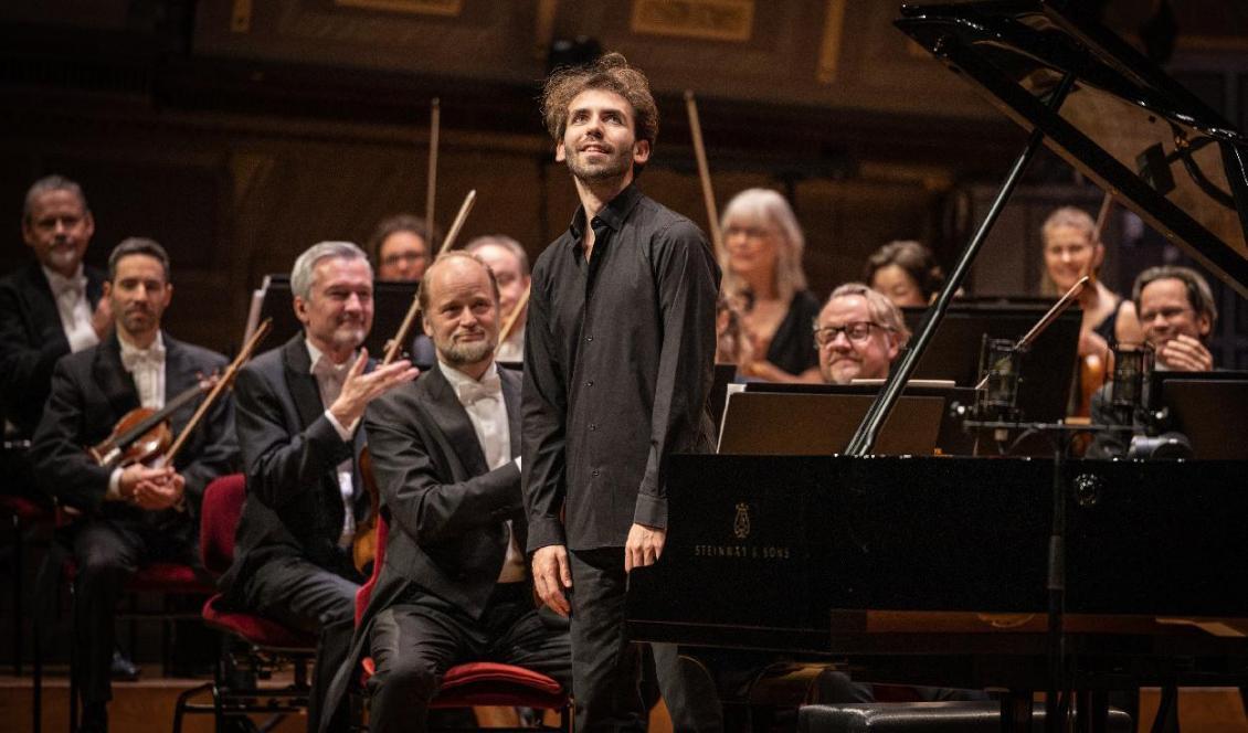 



Solisten Alexandre Kantorow framförde Franz Liszts andra pianokonsert tillsammans med Kungliga Filharmonikerna och Simone Young. Foto: Nadja Sjöström                                                                                                                                                                                