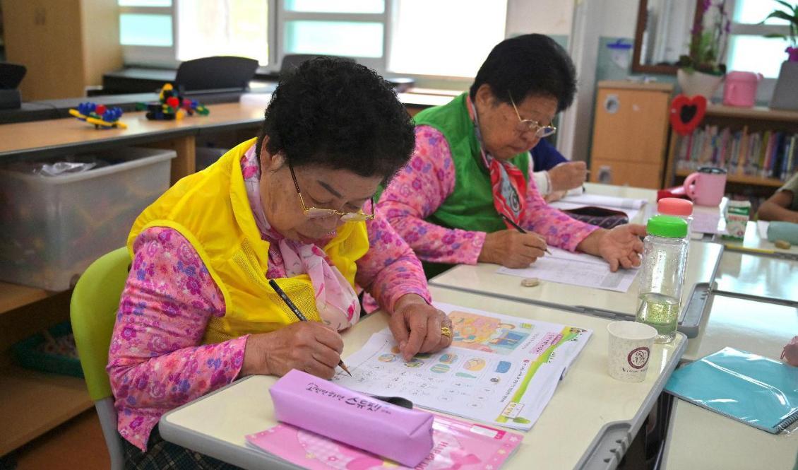 
Antalet elever på skolorna minskar. Vissa skolor bjuder då in äldre kvinnor som inte fick lära sig läsa och skriva när de var barn. Foto: Jung Yeon-Je/AFP via Getty Images                                            