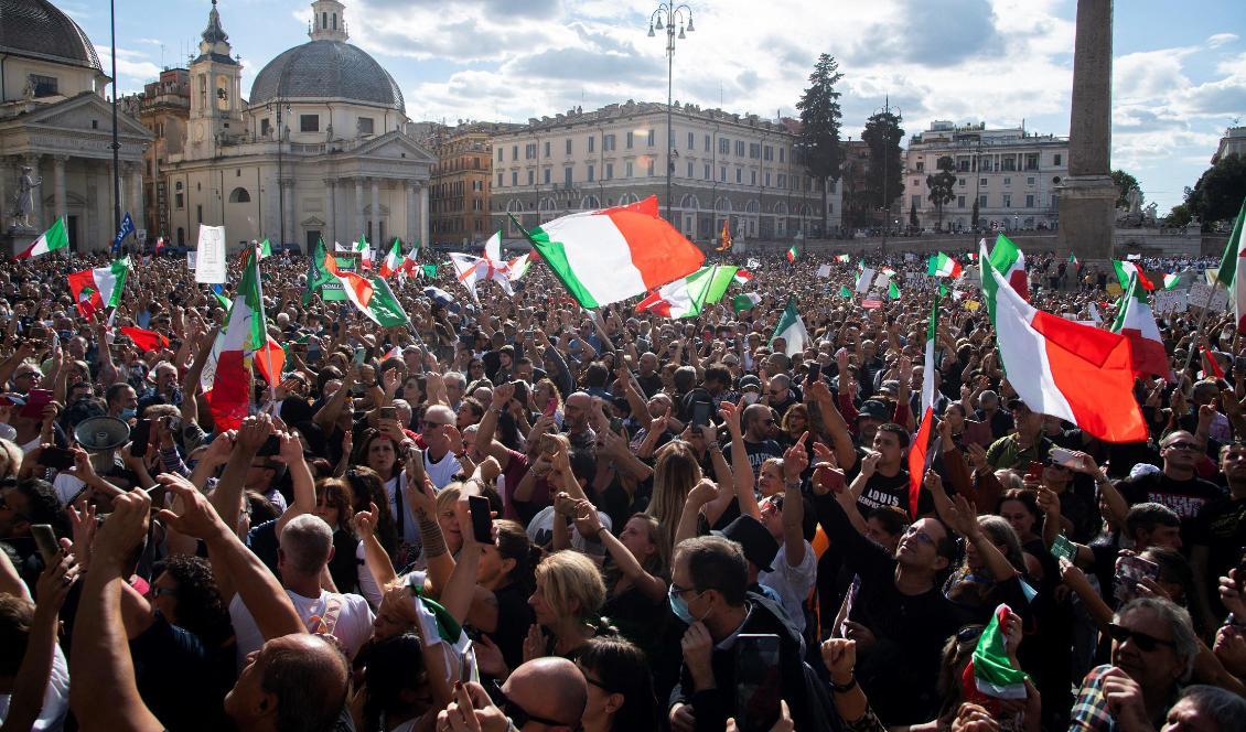 Demonstranter i centrala Rom protesterar mot Italiens krav på vaccinpass den 9 oktober 2021. Foto: Tiziana Fabi/AFP via Getty Images