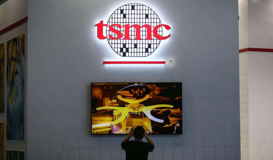 

En besökare tar en bild i TSMC:s bås under 2020 World Semiconductor Conference. Kina, den 26 augusti 2020. Foto: STR/AFP via Getty Images                                                                                        