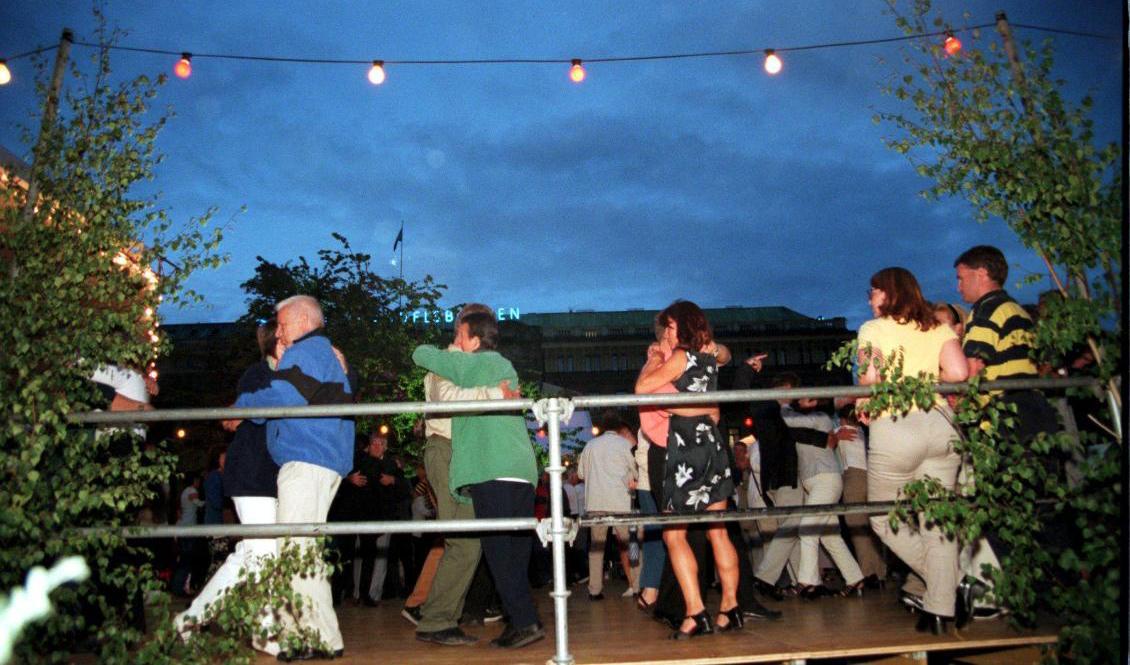 Tillståndsgiven dans i Kungsträdgården under Vattenfestivalen i Stockholm 1999. Foto: Joakim Eneroth/TT