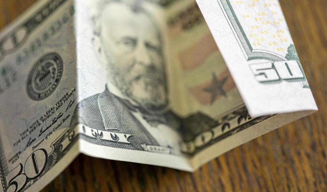 Dollarsedlar tappar i värde. Arkivbild. Foto: Martina Holmberg/TT