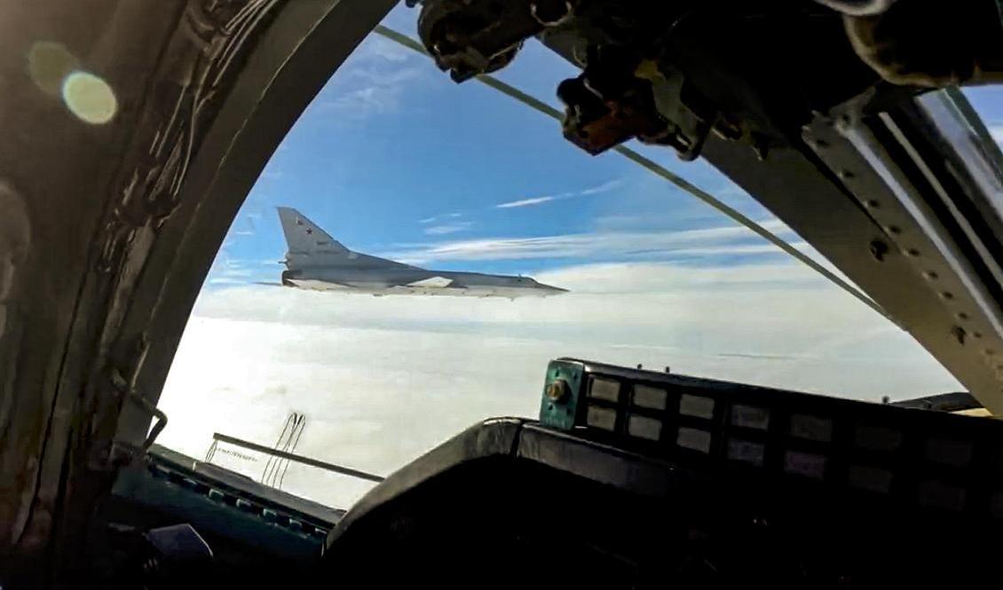 Ett av typen Tu-22M3 på väg till Belarus i veckan. Bild från ryska försvaret. Foto: Ryska försvarsdepartementet/AP/TT