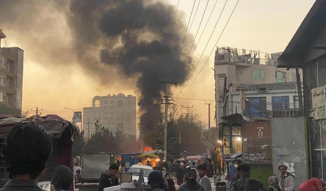 Attentatsplatsen för ett bombdåd mot en minibuss i Kabul. Foto: AP/TT