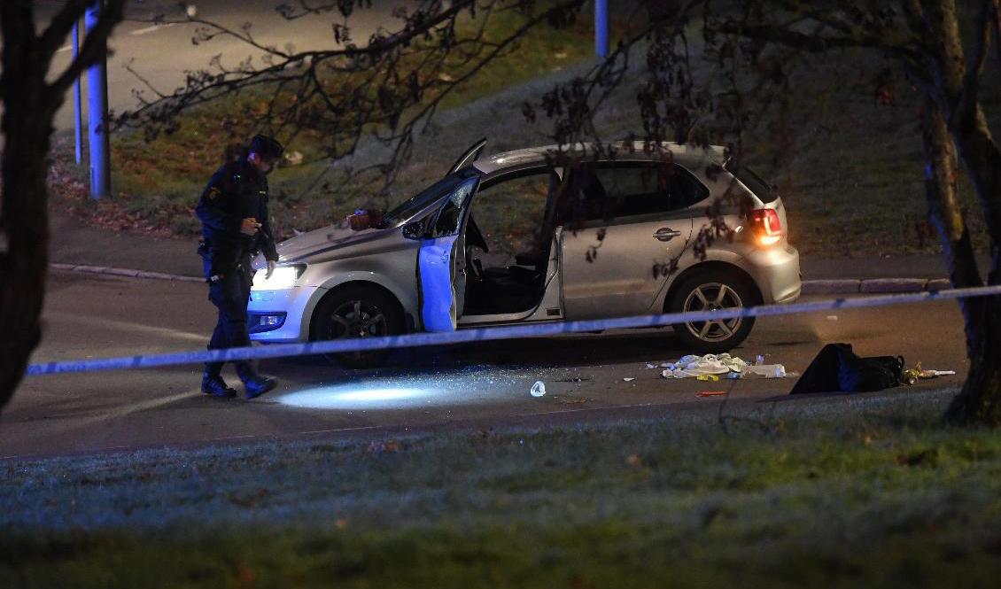 En man dödades och en skadades allvarligt i en skottlossning i Stockholmsförorten Kälvesta på fredagskvällen. Foto: Fredrik Sandberg/TT
