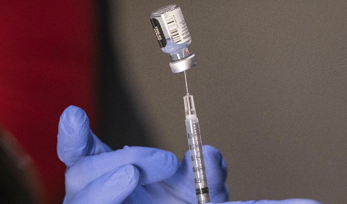
Få personer som har anmält biverkningar efter covidvaccinering har fått sina skador godkända av Läkemedelsförsäkringen. Arkivbild. Foto: Loren Holmes/AP/TT                                            