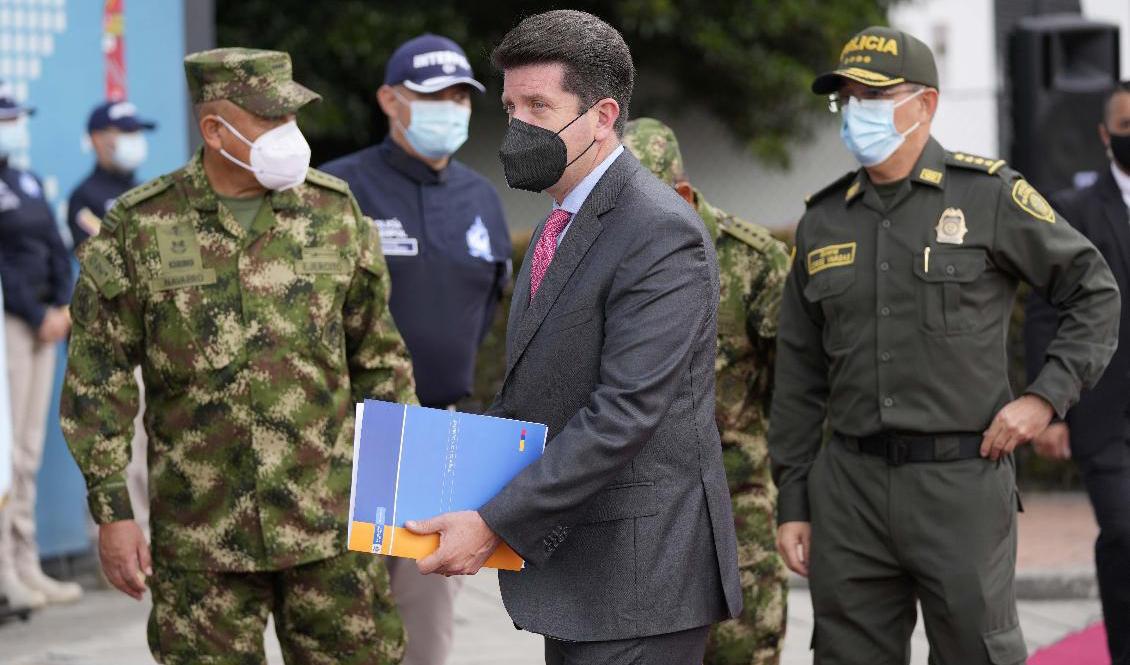 Colombias försvarsminister Diego Molano, mitten, säger att landet har genomfört en insats där personer med kopplingar till shiarörelsen Hizbollah har utvisats ur landet. Arkivbild. Foto: Fernando Vergara/AP/TT
