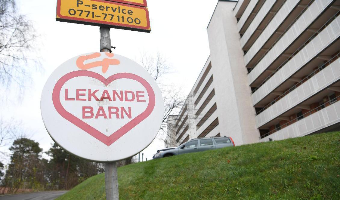 Ett av de två barn som hittades med livshotande skador utanför ett bostadshus har avlidit. Tillståndet för det andra barnet är fortfarande allvarligt. En man och en kvinna som har en nära relation till barnen är anhållna, misstänkta för mord och mordförsök. Foto: Fredrik Sandberg/TT