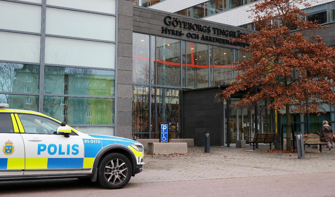 Rättegång pågår mot en 17-åring som misstänks för mordet på en polis i Biskopsgården. Polisen sköts ner i samband med att han åkte moped. Foto: Adam Ihse/TT