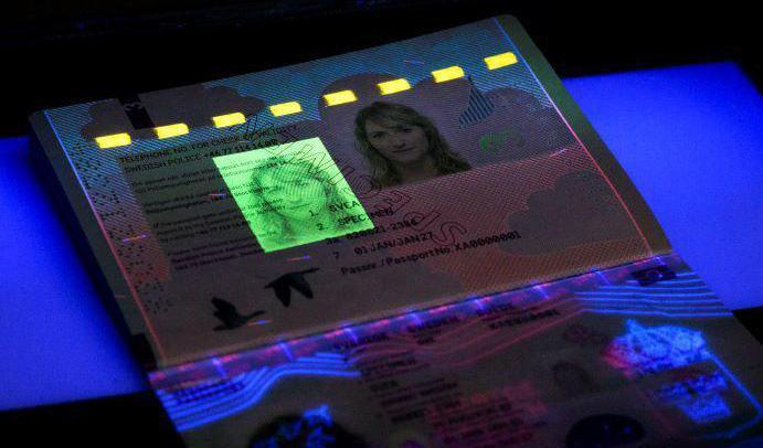 De svenska passen och identitetskorten får nytt utseende från och med den 1 januari 2022. Foto: Polisen