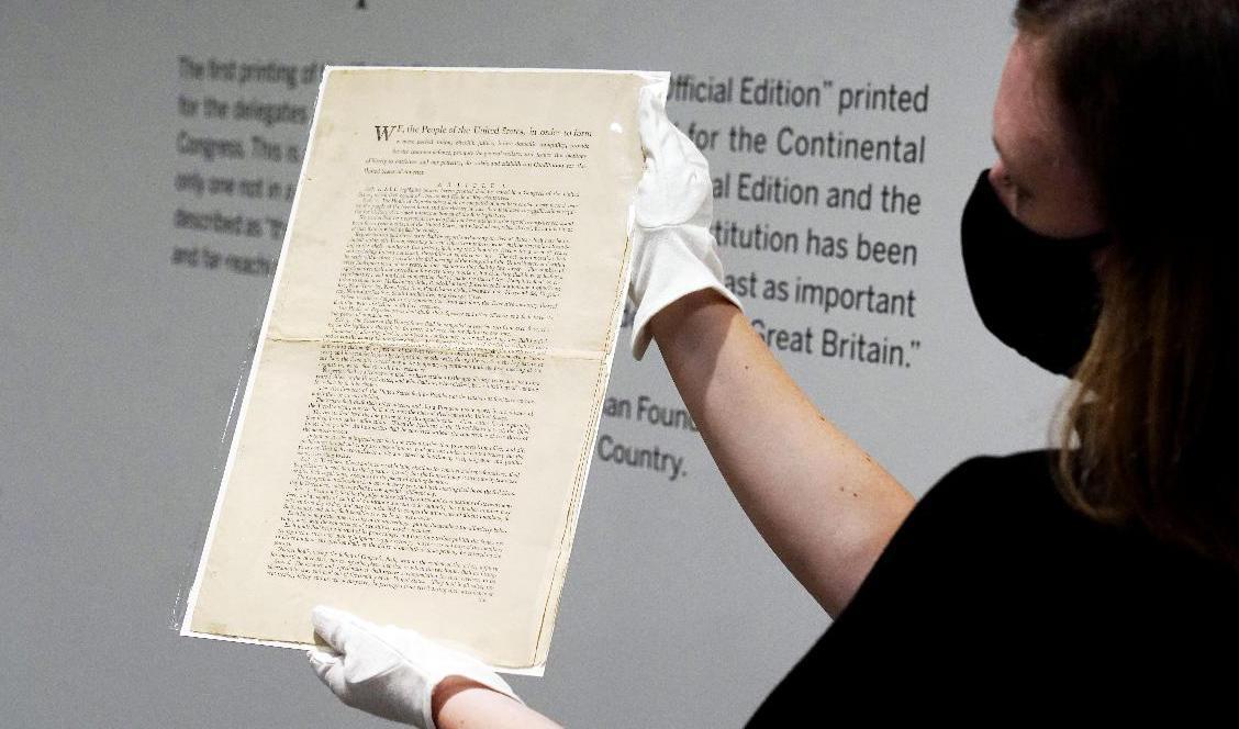 Den sällsynta tryckta kopian av USA:s grundlag har sålts för över 43 miljoner dollar. Foto: Richard Drew/AP/TT