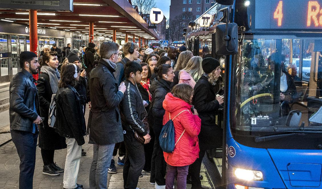 Många väntar på buss vid Gullmarsplan på grund av tunnelbanestoppet. Foto: Claudio Bresciani/TT