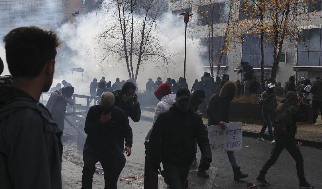 Polis satte in tårgas och vattenkanoner mot demonstranter i Bryssel. Foto: Olivier Matthys/AP/TT