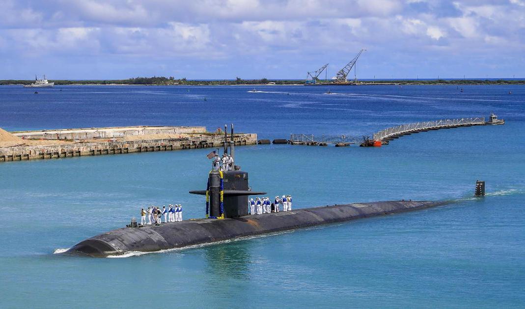 Den kärnkraftsdrivna attackubåten USS Oklahoma City vid den amerikanska flottbasen i Guam tidigare i år. MC3 Foto: Naomi Johnson/AP/TT