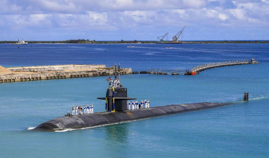 Den kärnkraftsdrivna attackubåten USS Oklahoma City vid den amerikanska flottbasen i Guam tidigare i år. MC3 Foto: Naomi Johnson/AP/TT