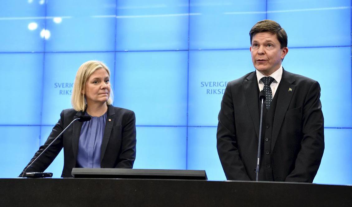 "Magdalena Andersson har meddelat att det ännu inte finns något avtal med V i regeringsfrågan, men att samtal förts i god anda", säger talmannen Andreas Norlén på en pressträff. Foto: Jonas Ekströmer/TT