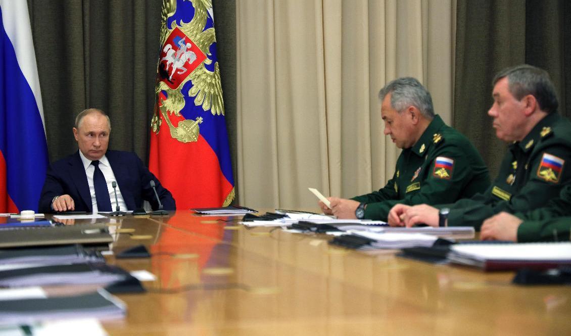 


Den ryske generalen Valerij Gerasimov (längst till höger) uppges ha talat i telefon med den amerikanske motparten, general Mark Milley. På mötesbilden sitter president Vladimir Putin till vänster och försvarsminister Sergej Sjoguj i mitten. Arkivbild. Foto: Evgeniy Paulin/Kreml via AP/TT                                                                                                                                    