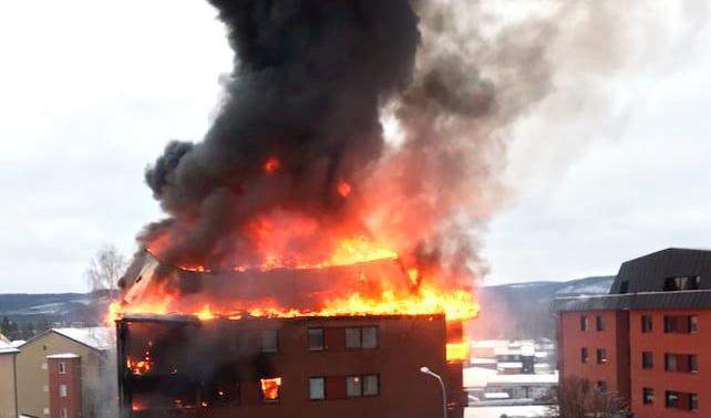 En brand rasar i ett flerfamiljshus i Ånge. Foto: Gobiten.se/TT
