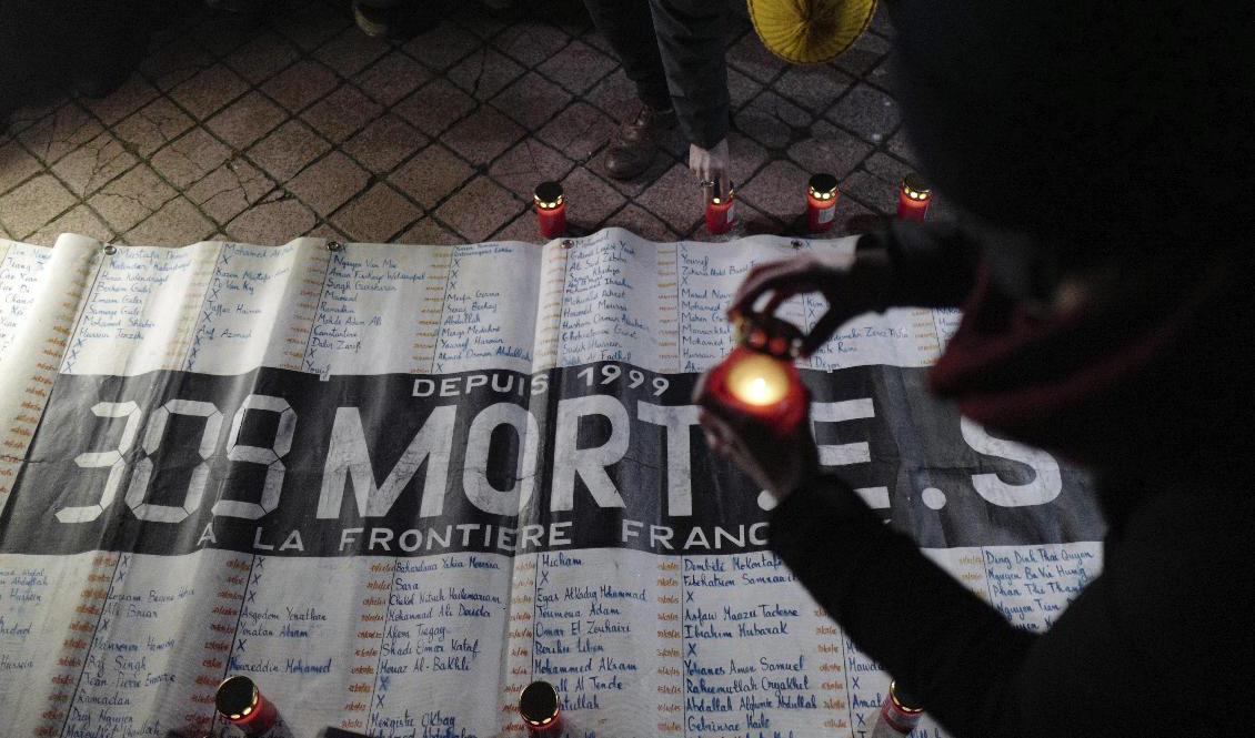 Aktivister som kämpar för migranters rättigheter tänder ljus i Calais, norra Frankrike. Foto: Rafael Yaghobzadeh/AP/TT