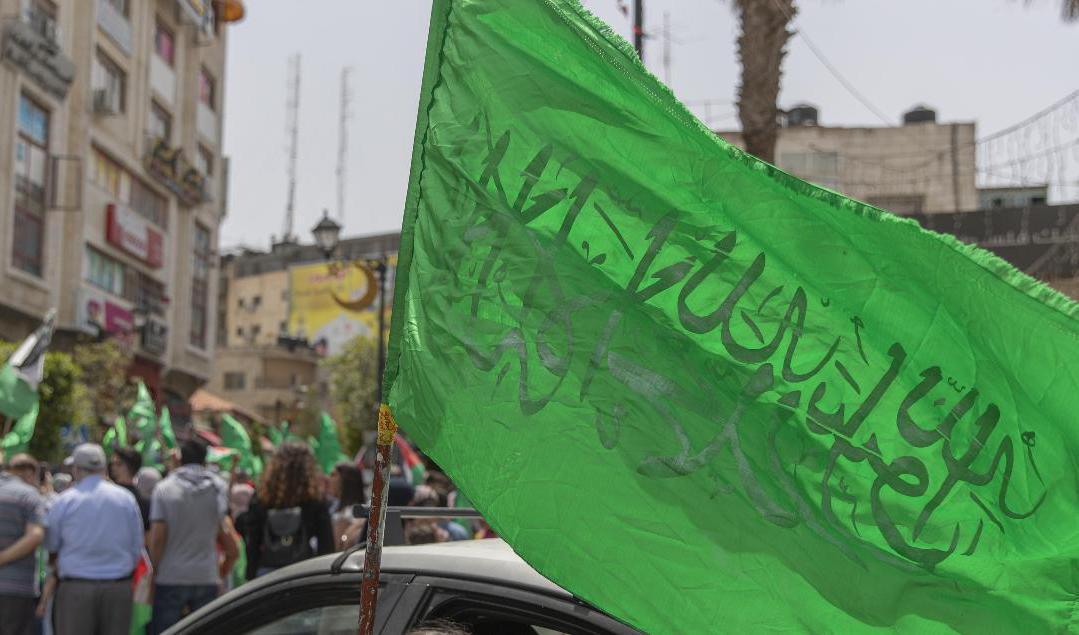 Storbritannien har beslutat att stämpla hela Hamas som en terrororganisation. På bilden syns Hamas gröna flagga under en demonstration i de palestinska territorierna i maj i år. Arkivbild. Foto: Nasser Nasser/AP/TT