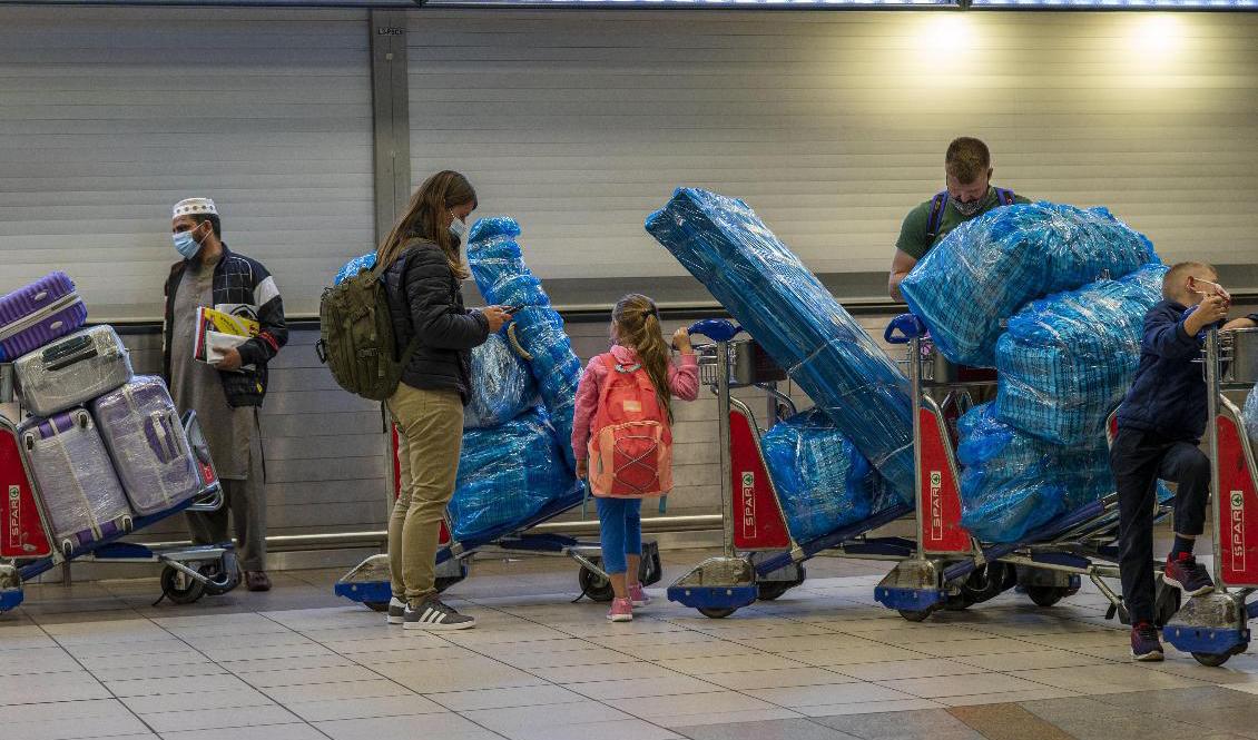 Människor strömmade till OR Tambo flygplats i Johannesburg, Sydafrika efter beskedet att flera länder inte kommer att ta emot några flyg från Sydafrika på grund av den nya covid-virusvarianten omikron. Foto: Jerome Delay/AP/TT