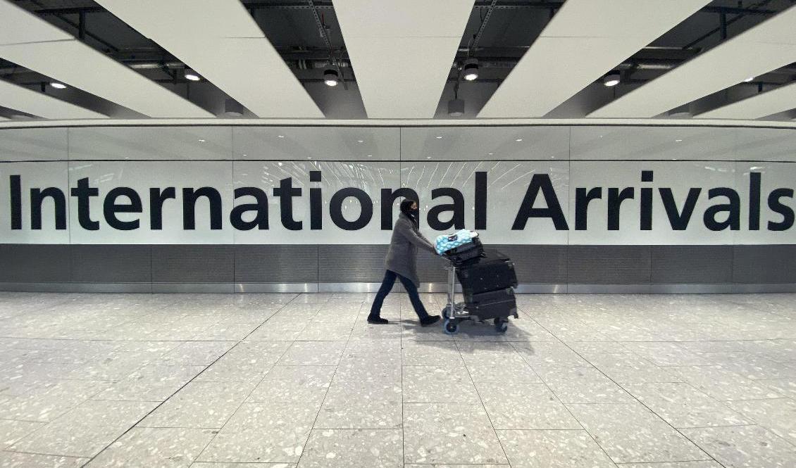 Storbritannien är ett av de länder som stoppar resor från södra Afrika med anledning av att en ny virusvariant har rapporterats där. Bild från flygplatsen Heathrow. Foto: Alberto Pezzali/AP/TT