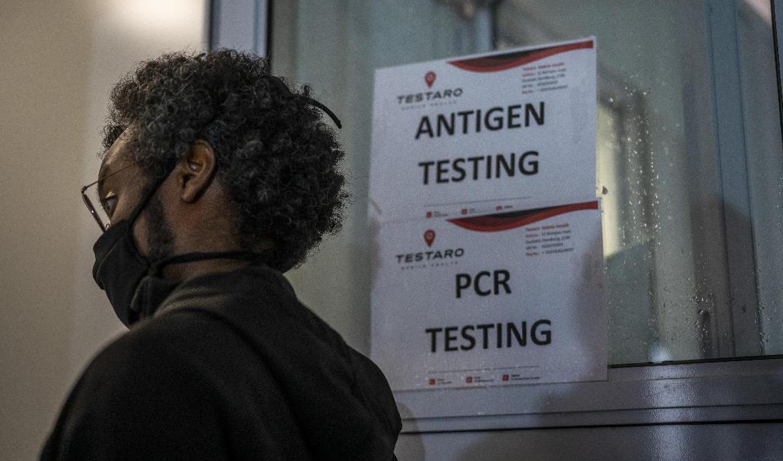 Testningen är omfattande i Sydafrika efter upptäckten av den nya virusvarianten. Foto: Jerome Delay/AP/TT
