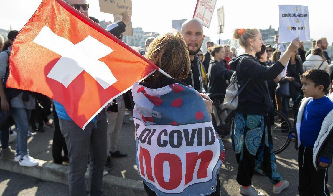 Demonstration mot covidvaccin och restriktioner i Genève i oktober. Foto: Salvatore Di Nolfi/AP/TT