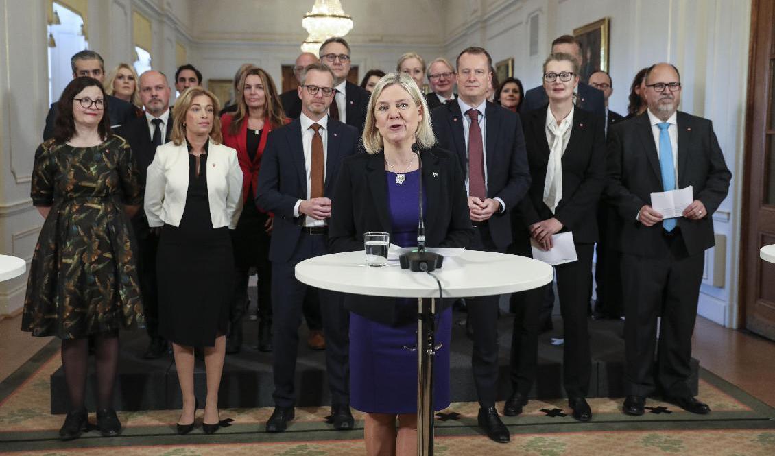 Statsminister Magdalena Andersson (S) med sina nya ministrar under pressträffen efter regeringsförklaringen i riksdagen. Foto: Sören Andersson/TT