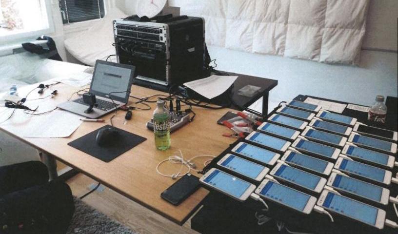 Bild från förundersökningen, som visar hur ett stort antal telefoner kopplats upp för att möjliggöra fusket. Arkivbild. Foto: Polisen