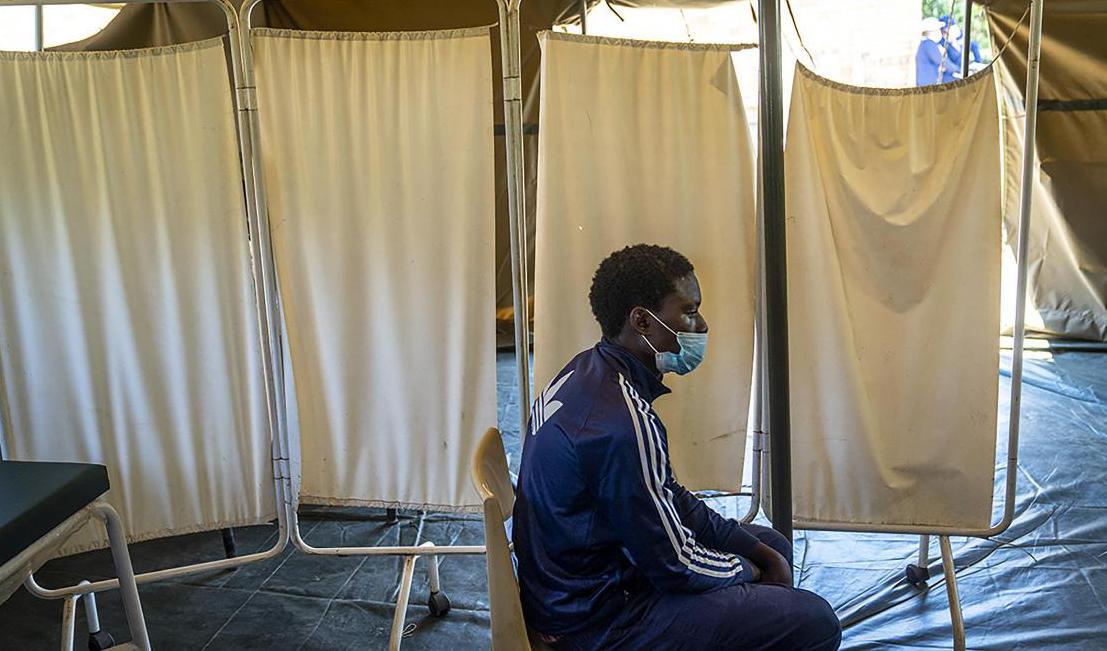 Vaccinering i Lawley, nära Johannesburg i Sydafrika. Foto: Shiraaz Mohamed/AP/TT