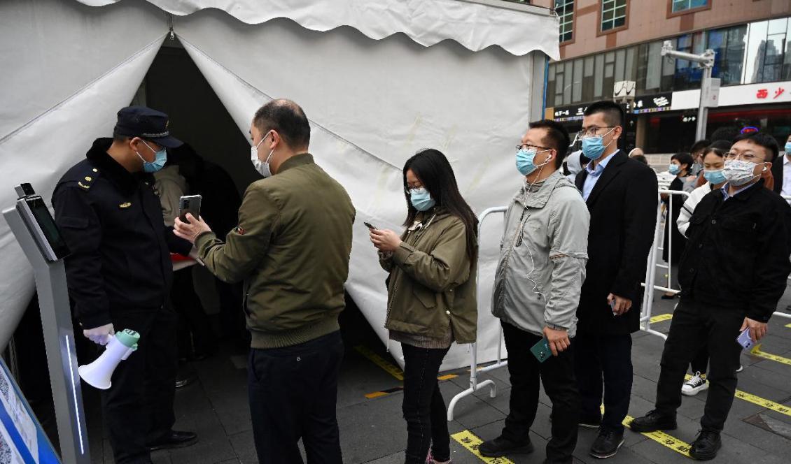 
Folk står i kö för att få en tredje dos vaccin mot covid-19 i ett tält som ställts upp utanför ett köpcentrum i Peking den 1 november 2021. Foto: Greg Baker/AFP via Getty Images                                            