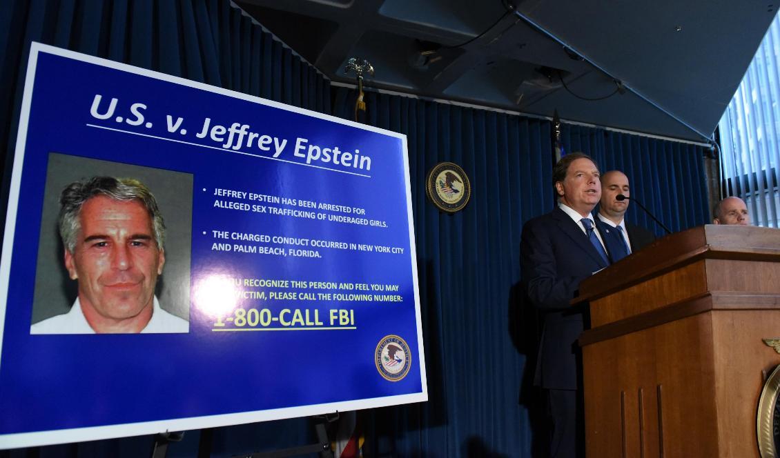 


På bilden syns New York-åklagaren Geoffrey Berman meddela åtalspunkter mot Jeffrey Epstein den 8 juli 2019. Samma månad hittades Epstein död i sin cell som enligt obducenten var självmord. Foto: Stephanie Keith/Getty Images                                                                                                                                    