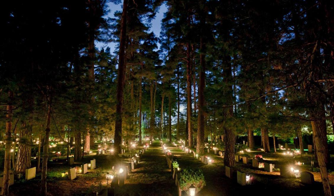 

Skogskyrkogården i Stockholm är en vacker syn under allhelgona – ett tillfälle att tända ett ljus och ägna en tanke åt de vi mist. Foto: Shutterstock                                                                                        