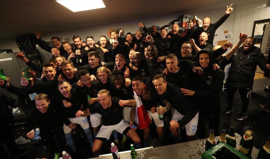 Malmö FF tar hem SM-guldet och Lennart Johanssons pokal efter att ha spelat oavgjort mot Halmstad i lördagens fotbollsmatch i den sista omgången av allsvenskan mellan Malmö FF och Halmstads BK på Eleda Stadion. Foto: Andreas Hillergren/TT