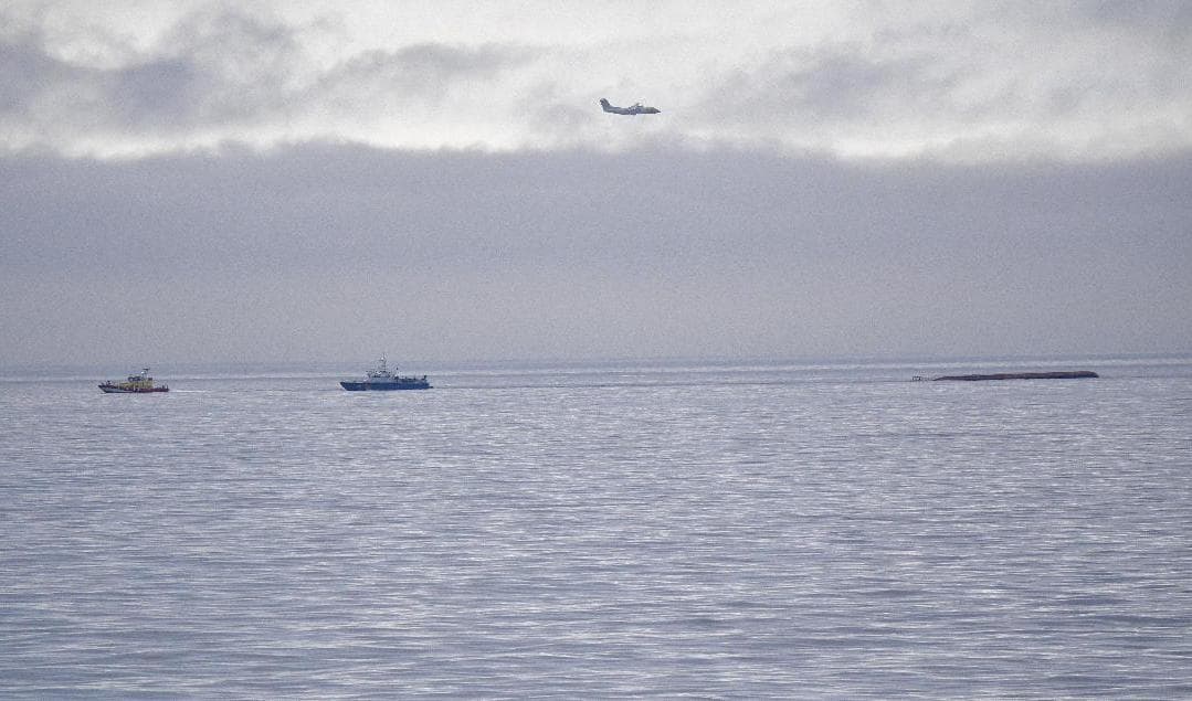 Det danska kapsejsade fartyget Karin Hoej ligger upp och ned i havet mellan Ystad och Bornholm. Foto Johan Nilsson/TT